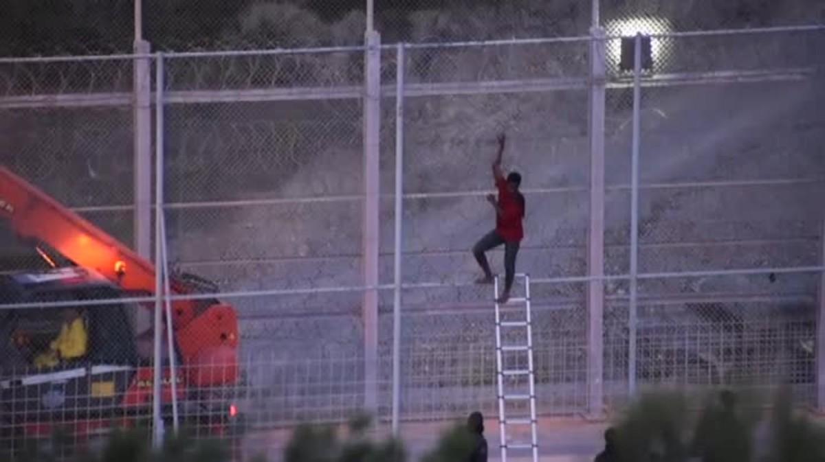  Més de 300 immigrants subsaharians intenten saltar la tanca de Ceuta.