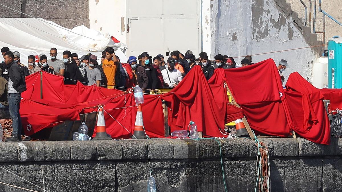 Inmigrantes en el muelle de Arguineguín