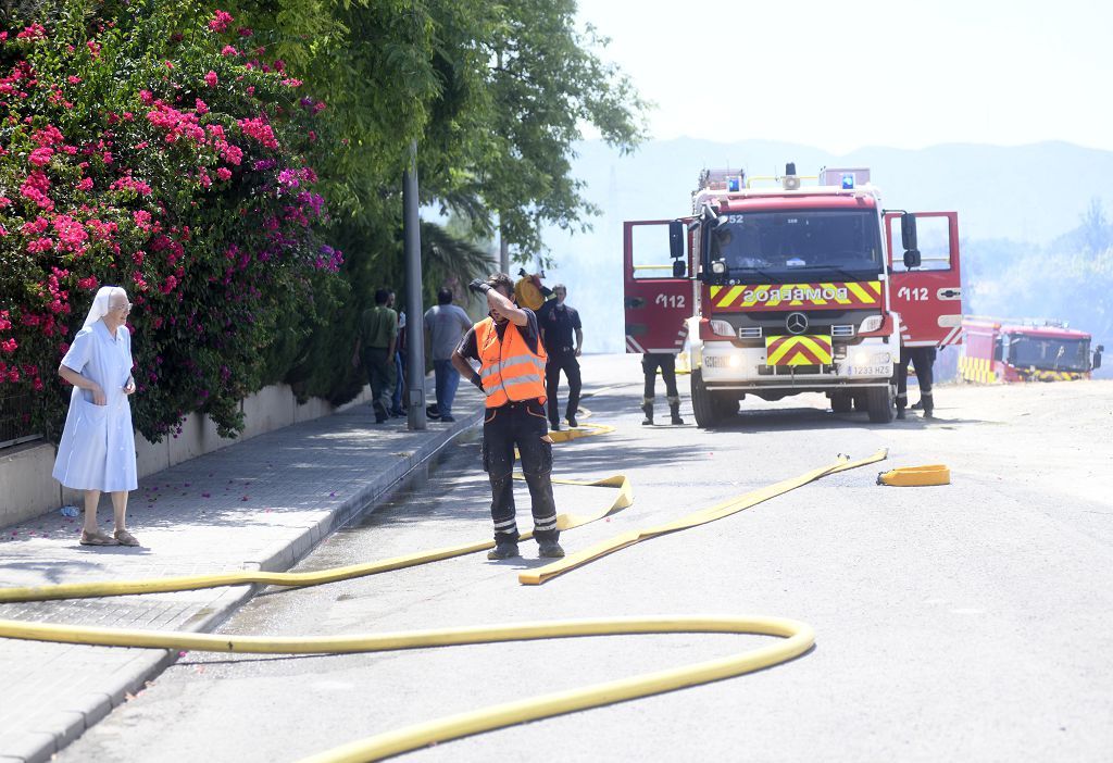 Las imágenes del incendio que ha obligado a desalojar un convento en Guadalupe