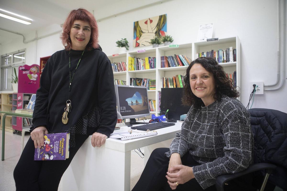 Immaculada Sureda, coordinadora del Plan Lector, y Maria del Carmen Estellérs, de la comisión de Biblioteca