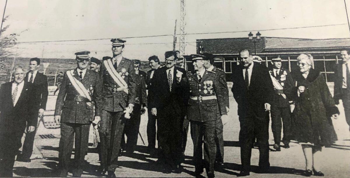 El Rey con los mandos militares y Antonio Vázquez, Rodríguez Ibarra, Carlos Sánchez Polo y Alicia Izaguirre.