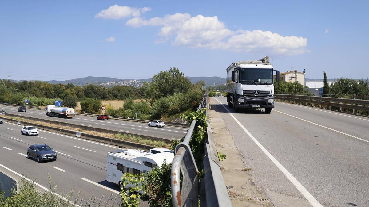 La passera que passa sobre l'AP-7 i connecta Girona i Sant Gregori.
