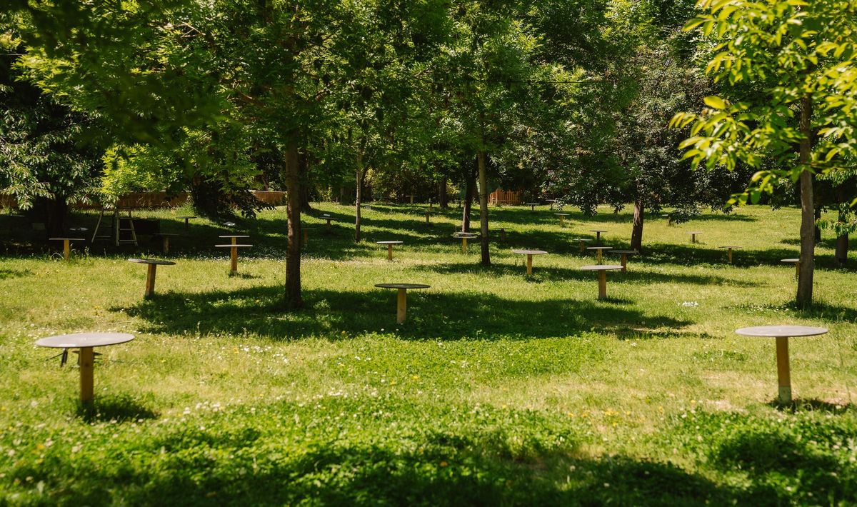 Mesas instaladas en una de las zonas de restauración del Real Jardín Botanico Alfonso XIII.