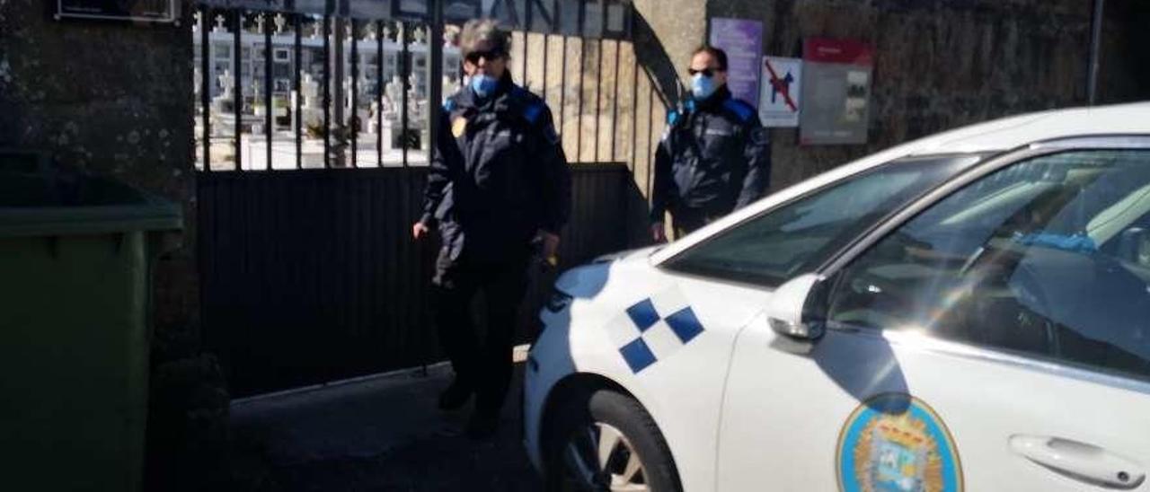 La Policía Local de O Grove controlando el acceso al camposanto, ayer. // Muñiz