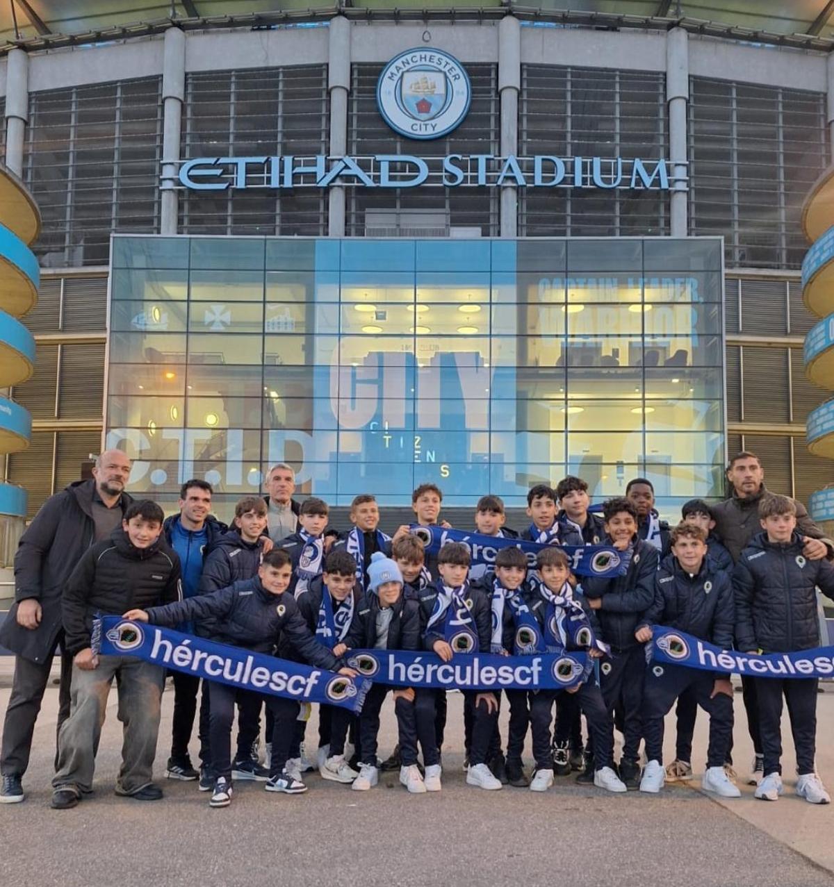 El equipo del Infantil B del Hércules, en el Etihad Stadium de Mánchester.