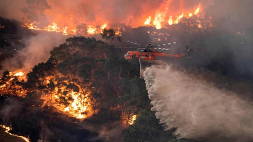 Un helicóptero combate un incendio forestal cerca de Bairnsdale, en la región de East Gippsland de Victoria.