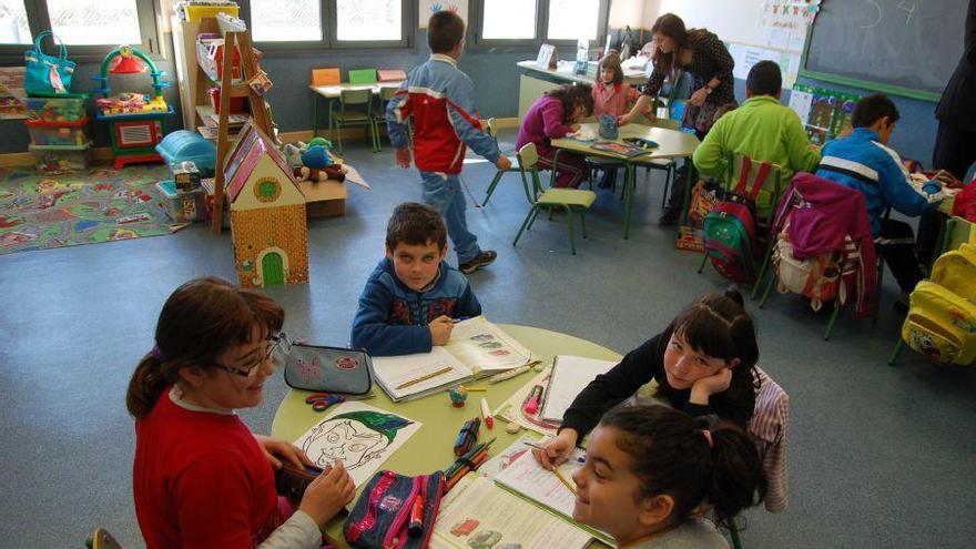 Alumnos del centro el día de la inauguración