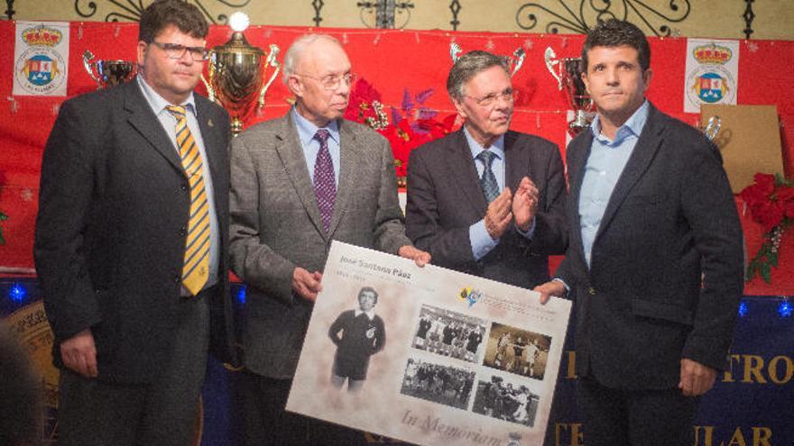 Homenaje a José Santana Páez en la cena de Navidad