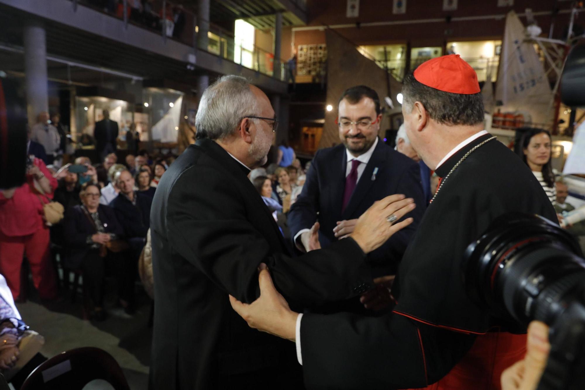 El cardenal Ángel  Fernández Artime recibe el título de Hijo Predilecto de Asturias en Luanco (Gozón)
