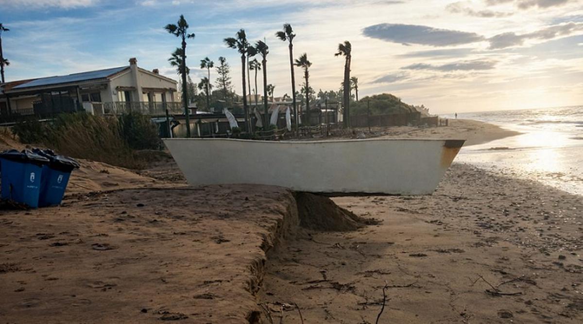 Una barca queda suspendida en una playa tras la pérdida de arena.
