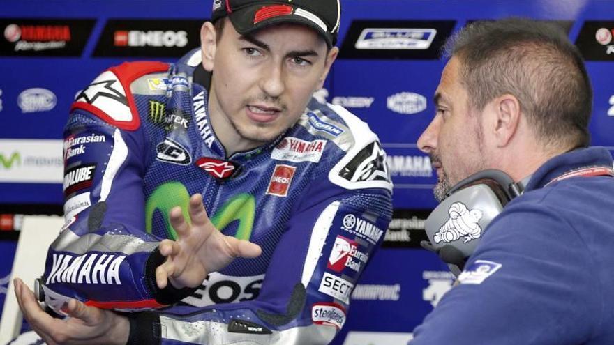 Jorge Lorenzo habla con un técnico de Michelin durante el entrenamiento de ayer en Cheste.