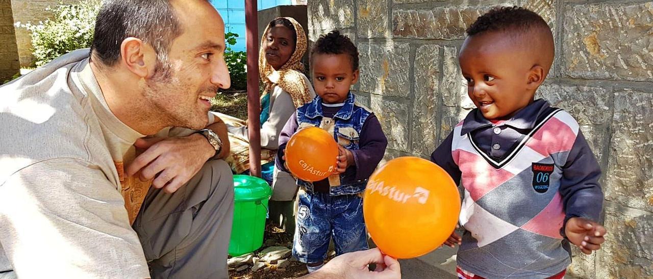 El oftalmólogo gijonés Jorge Lorenzo, con varios niños, durante su último viaje a Mekele,  en Etiopía.