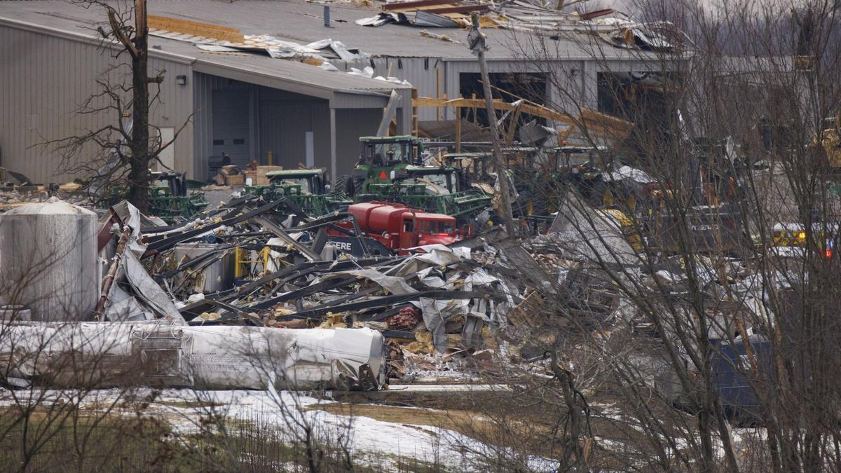 Vista general del edificio derrumbado de Mayfield Consumer Products (primer plano) donde los trabajadores estaban presentes cuando llegó el tornado el viernes por la noche el 11 de diciembre de 2021 en Mayfield, Kentucky