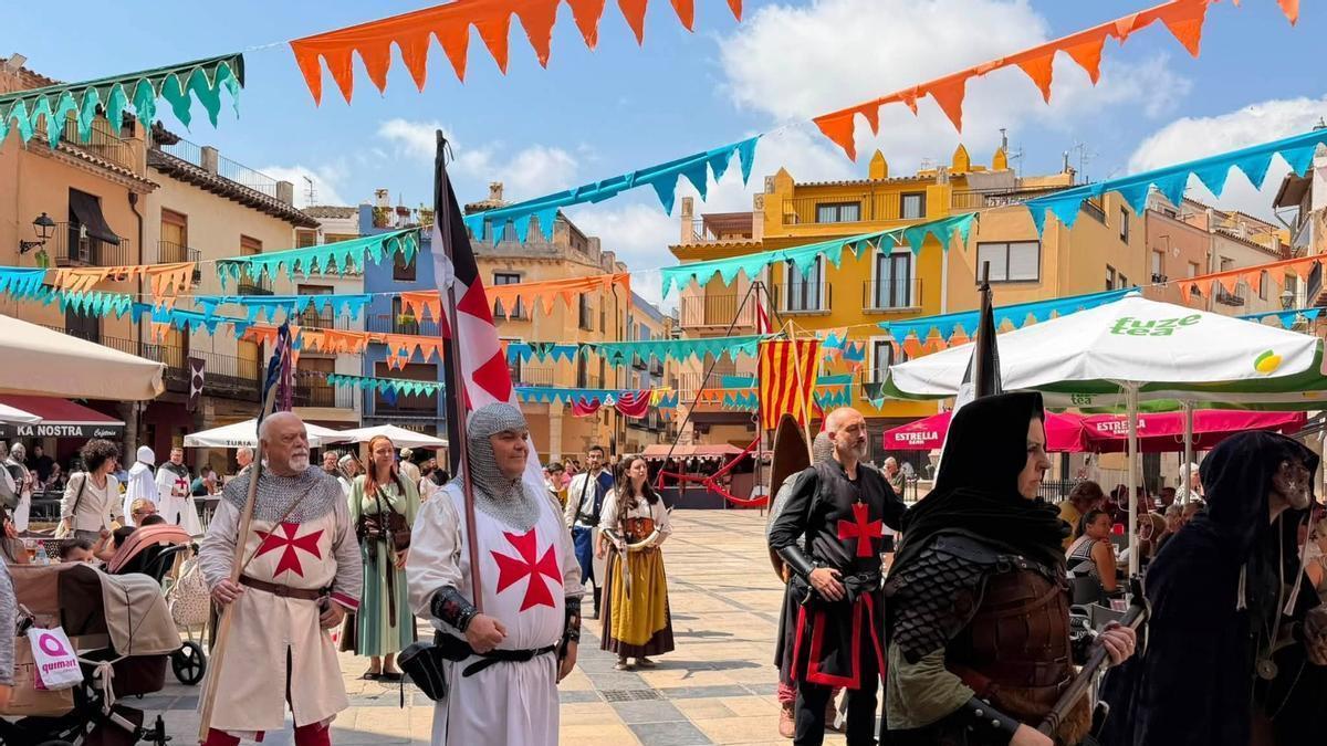 La recreación histórica, los desfiles y la ambientación medieval volvieron a llenar de vida el casco histórico de Sant Mateu durante una nueva jornada del Mercado Medieval, que este domingo celebra su última jornada.
