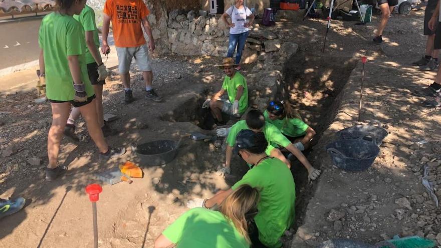 Varios participantes trabajando en las excavaciones del Castell d&#039;AlarÃ³
