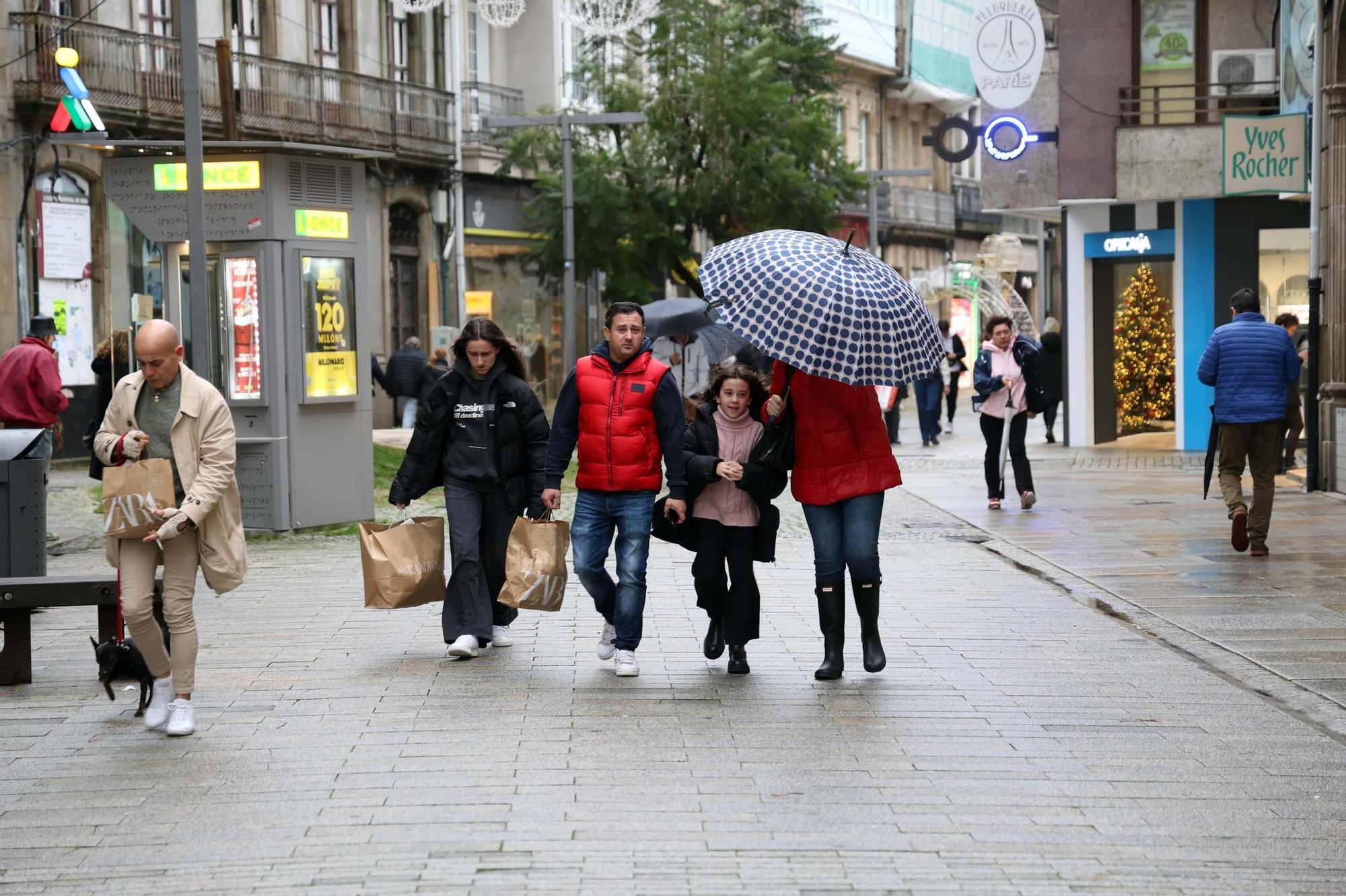 Las calles de Vilagarcía durante las rebajas de enero.