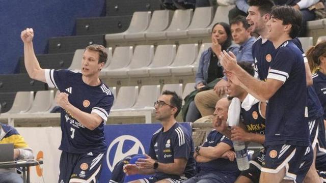 Dan Duscak, a la izquierda, celebra en el banquillo una canasta en el segundo partido de la serie, en el que no jugó.