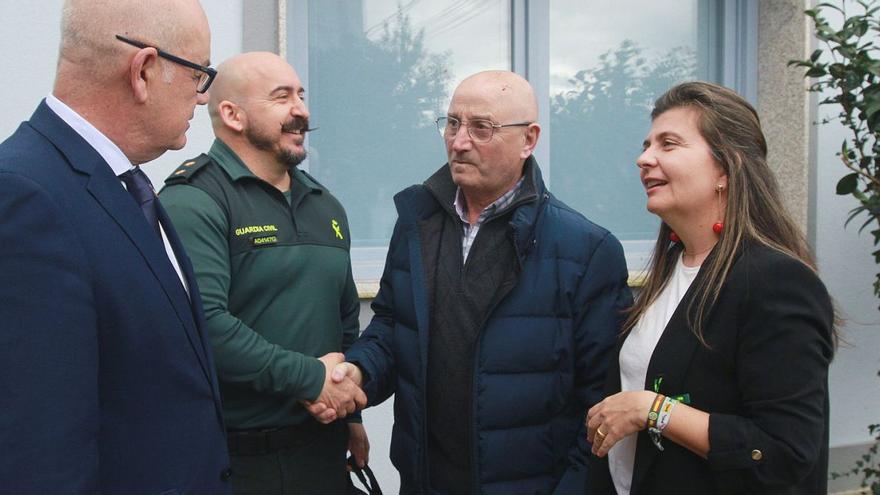 El teniente coronel, el subdelegado y la alcaldesa de Lobios departen con el hombre que fue víctima del robo violento de Vilameá.