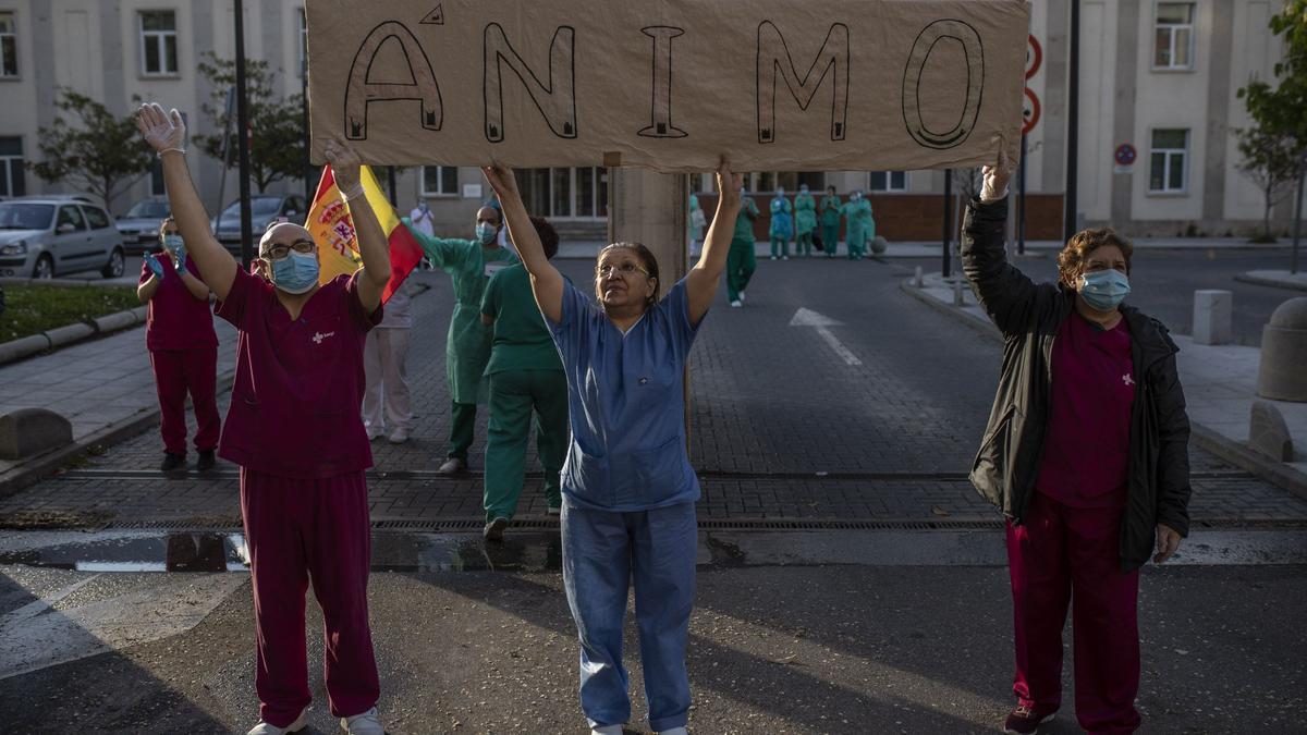 Personal del Hospital Virgen de la Concha de Zamora durante los aplausos sanitarios en una imagen de archivo.