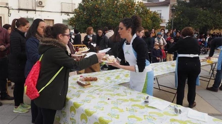 Centenares de vecinos disfrutan del Roscón Solidario de Castro del Río