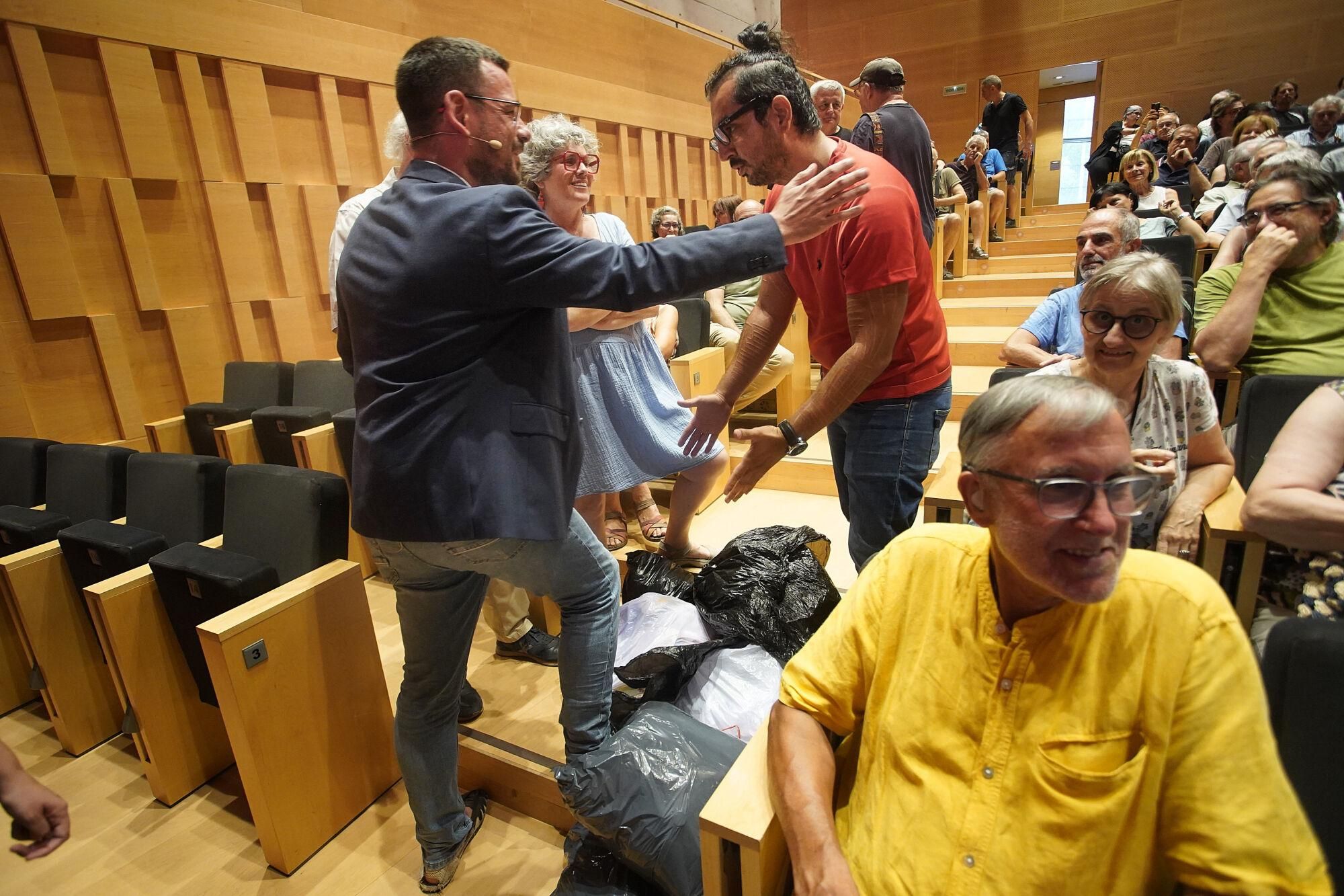 Girona Auditori alcalde de Girona, Lluc Salellas,conferència balanç meitat de mandat propostes pels pròxims dos anys Protesta veí amb bosses escombraries per la brutícia que hi ha als carrers contenidors recollida selectiva