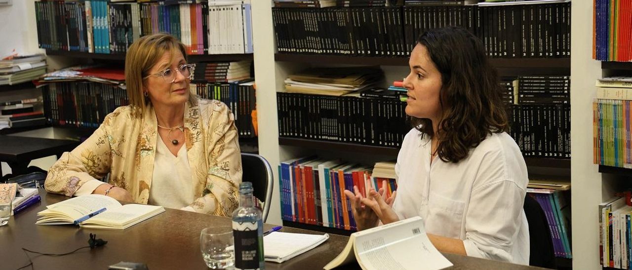 Luca Chao, á dereita, durante a presentación do libro, na que estivo acompañada por Carme Adán