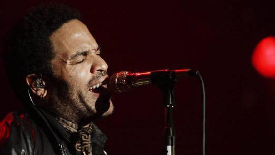 Lenny Kravitz, que actuará en A Coruña el 31 de mayo, durante un concierto en Vigo en 2008. / REUTERS / Miguel Vidal