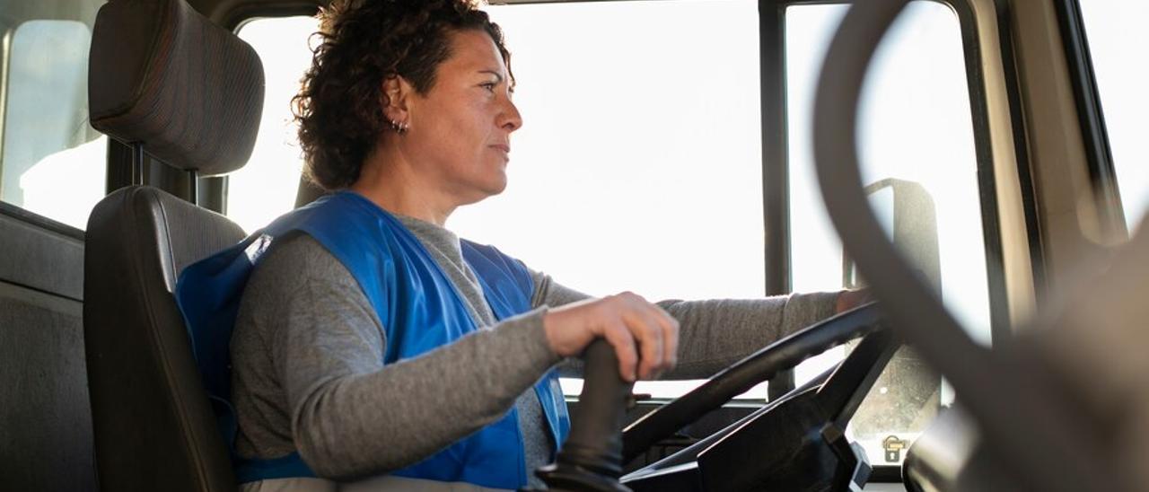 Una mujer conduce un vehículo pesado. Algunas de las nuevas normas tratan de acabar con las diferencias de género en el ámbito laboral.