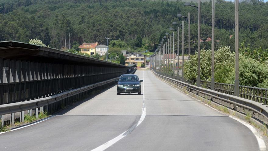 El puente de Catoira está cortado al tráfico por el temporal