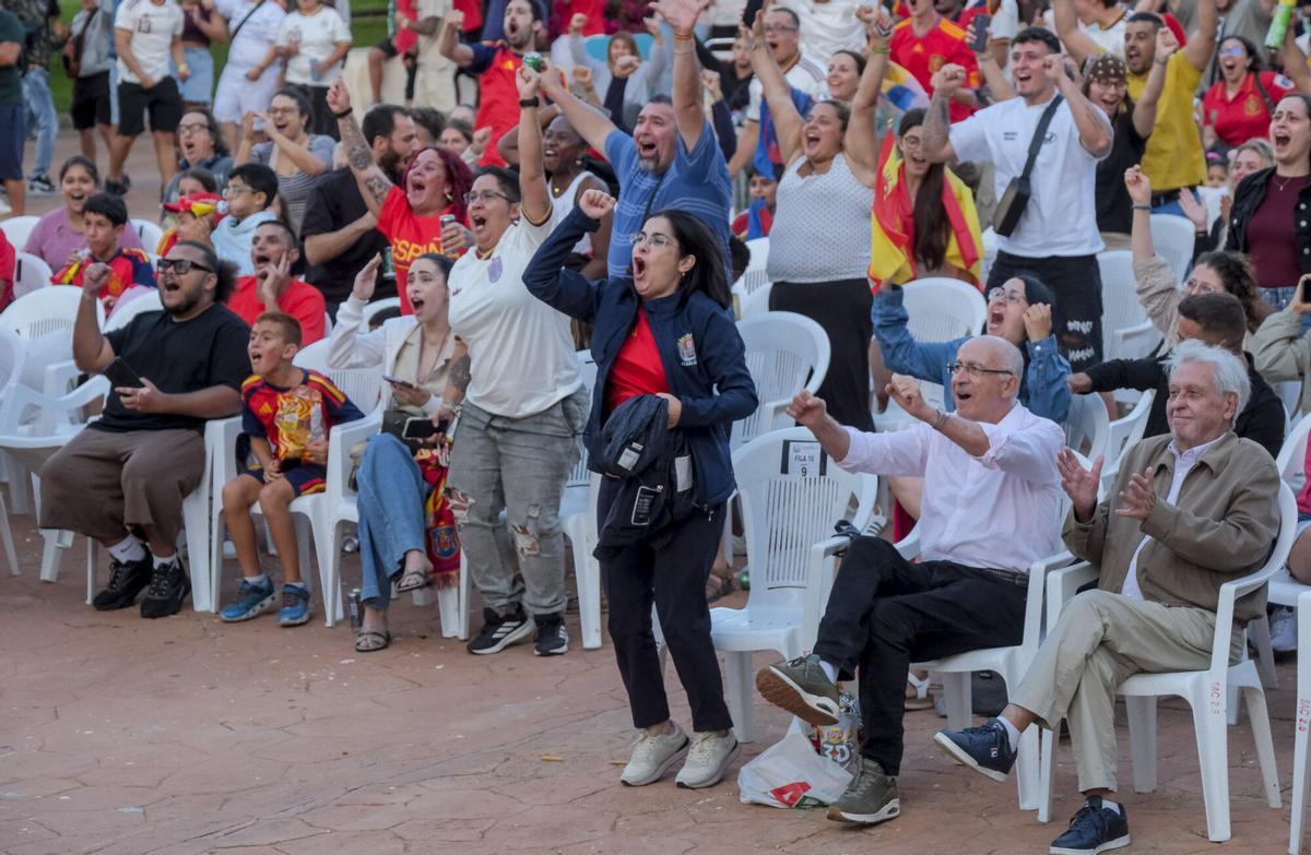 Ambiente del España-Bélgica de cuartos de final del Mundial 2026 en Plaza Don Benito Ambiente del España-Bélgica de cuartos de final del Mundial 2026 en Plaza Don Benito
