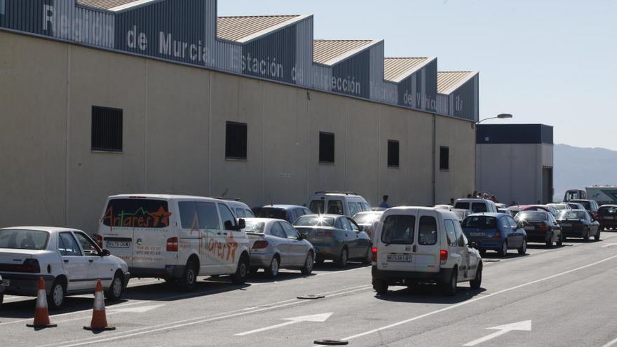 Colas a las puertas de la ITV de Alcantarilla.