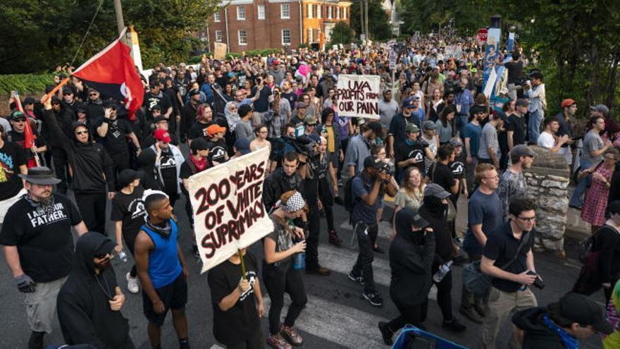 Manifestación antifascista en Charlottesville en contra del racismo