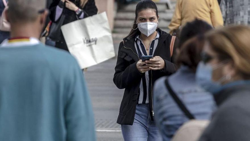 Zur Arbeit gehen ist auch mit positivem Testergebnis möglich, man muss die Maske aber immer tragen.