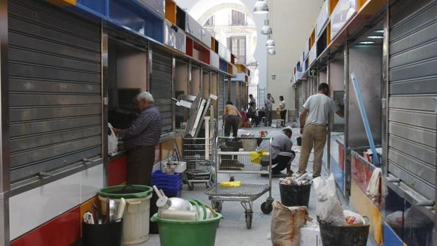 Los comerciantes ultimas los preparativos para abrir sus puestos.