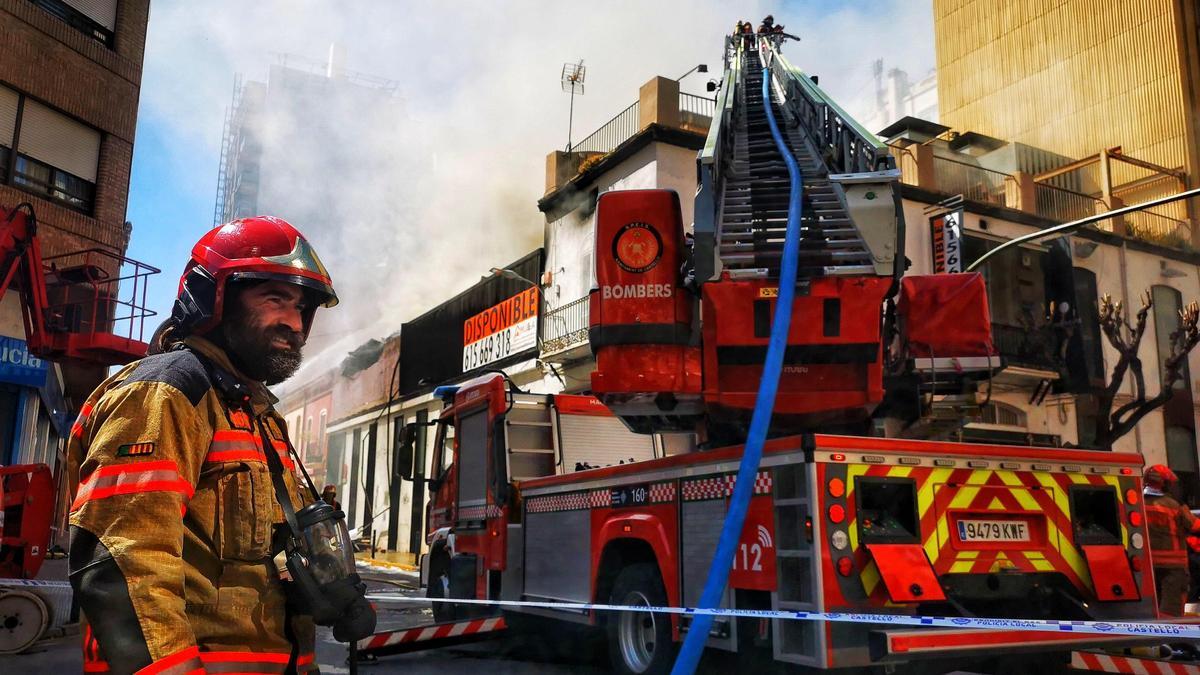 Un bombero de Castelló en un incendio en un local que albergó una discoteca, en imagen de archivo.