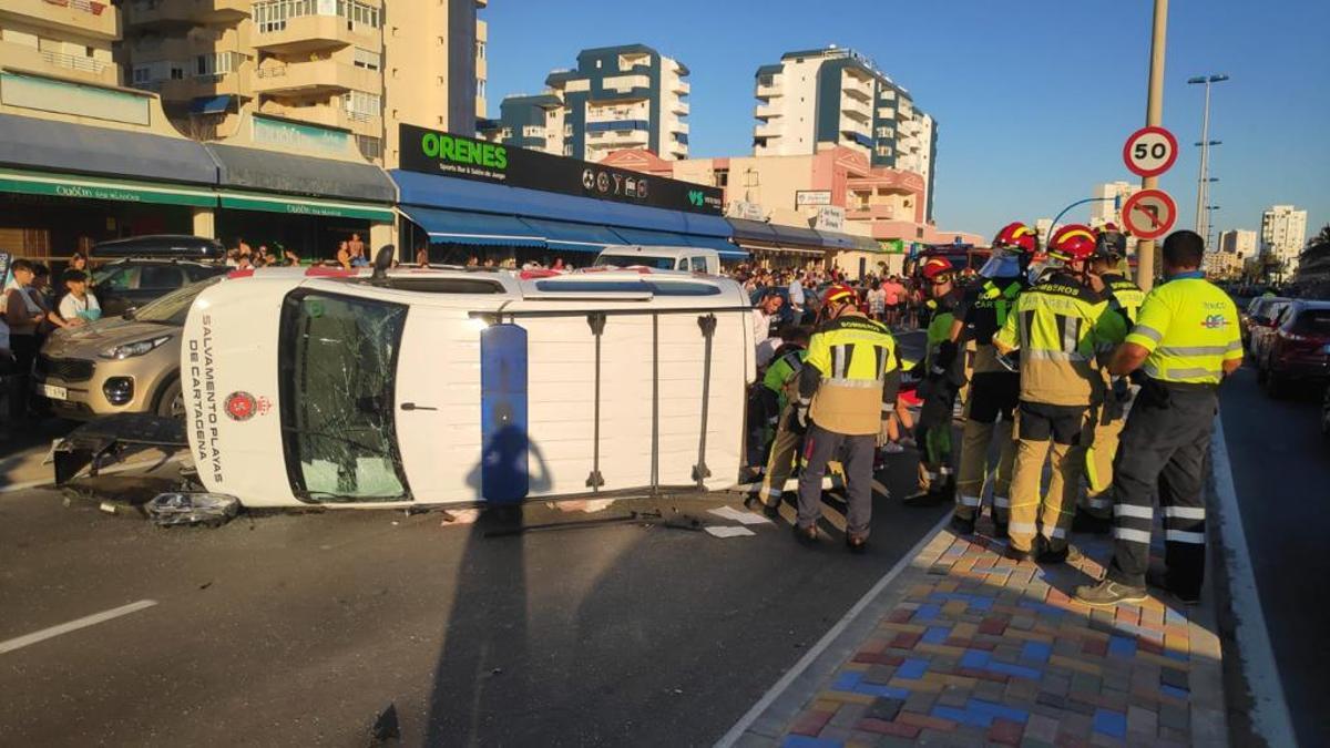 Los bomberos de Cartagena trabajan para sacar a los afectados.