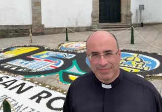 Santiago Pérez González, nuevo párroco de Cangas: «Espero ilusionarme con la villa y sus cofradías y también aportarles ilusión»