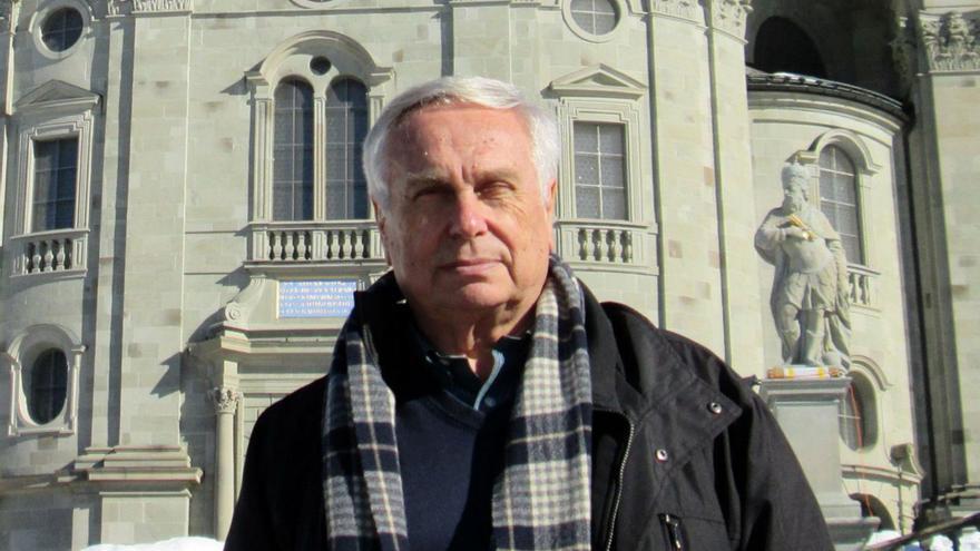 El escritor y periodista leonés Tomás Álvarez, ante la abadía de Einsiedeln, Suiza / cedida