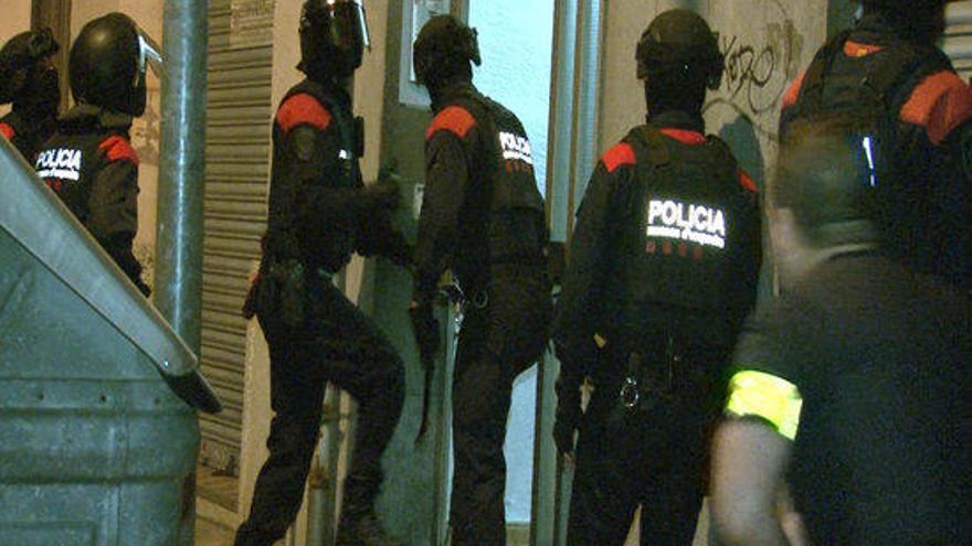 Agents dels Mossos d&#039;Esquadra en una de les entrades.