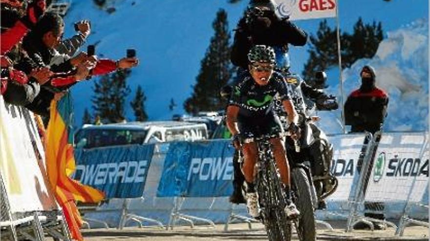 El colombià Nairo Quintana creuant ahir la línia d&#039;arribada a Vallter.