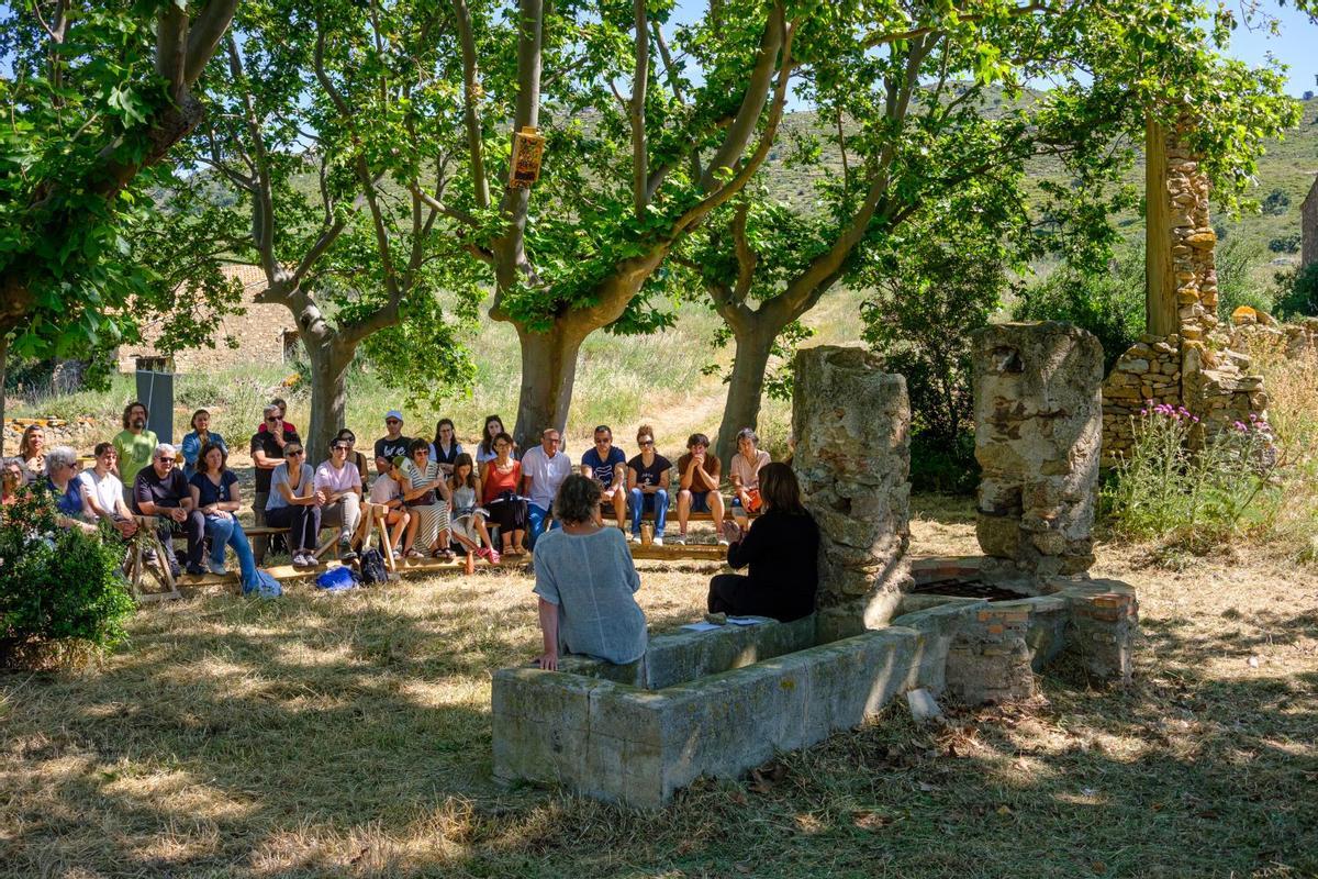 Un moment de la visita al mas Marès, de Roses, dissabte passat.
