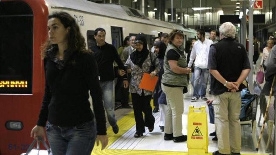 Los pasajeros salen del tren, ayer por la mañana en la Estación Intermodal.