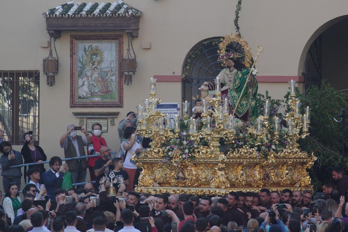 Un momento de la salida de la Divina Pastora desde su sede canónica, con el Himno de Andalucía y salva de cohetes.