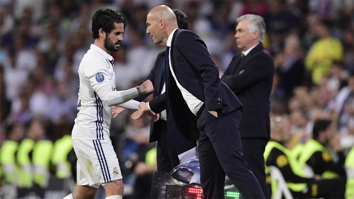 Isco, Zidane y Ancelotti durante el Real Madrid-Bayern de la Champions 2016/17