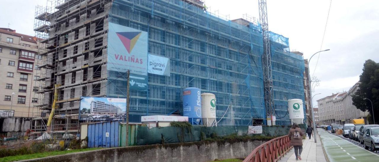 La licencia para construir este edificio fue la primera que concedió el Concello de Vilagarcía tras doce años de parón de obra nueva.