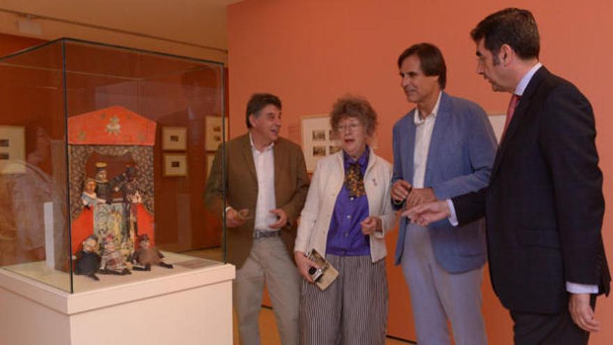 Los comisarios de la exposición, Damián Caneda y José María Luna, en la muestra.