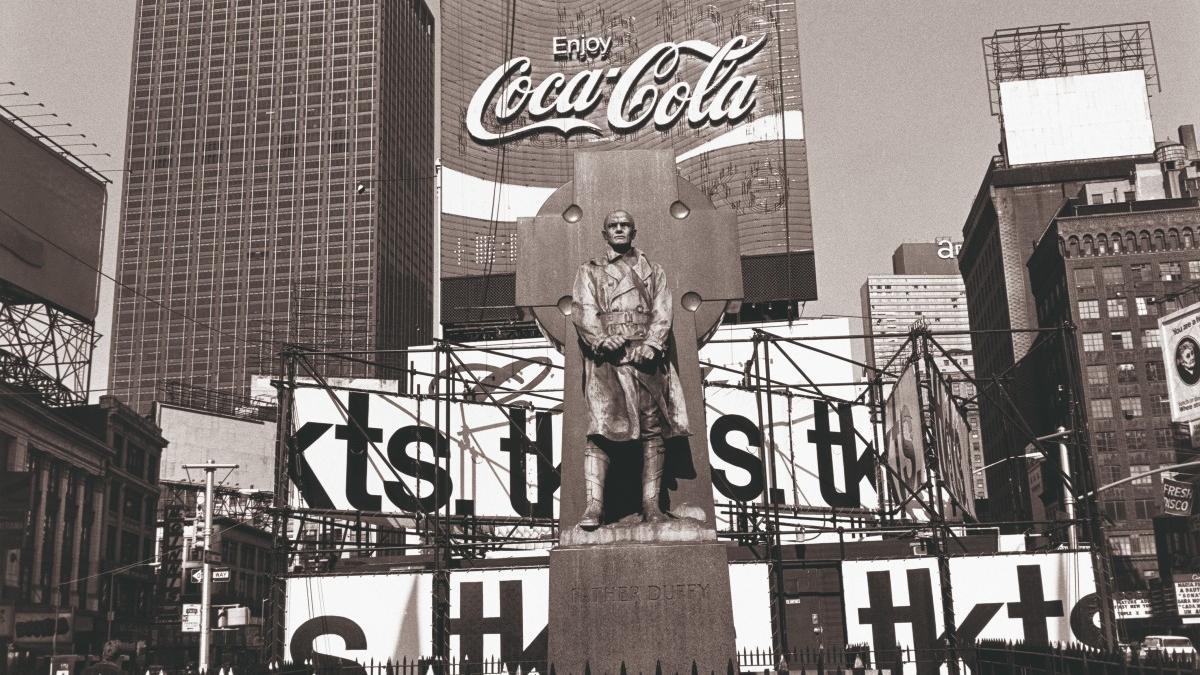 'El padre Duffy, Times Square', Nueva York, 1974
