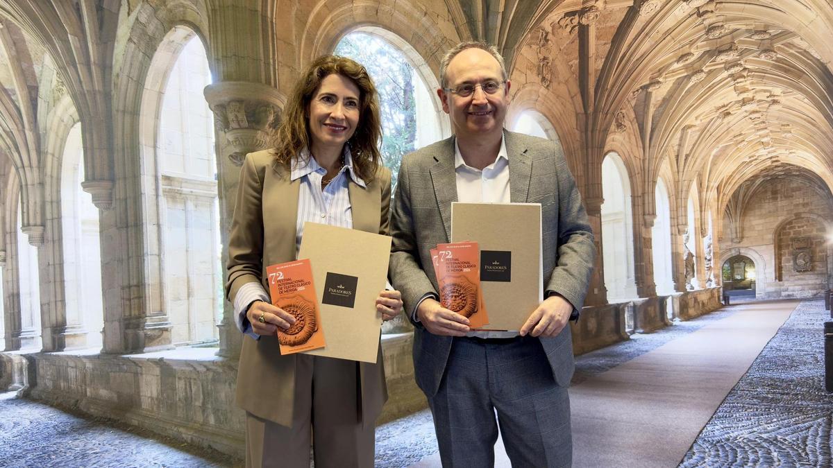 Raquel Sánchez y Jesús Cimarro, tras renovar el acuerdo entre Paradores y el Festival Internacional de Teatro Clásico de Mérida.
