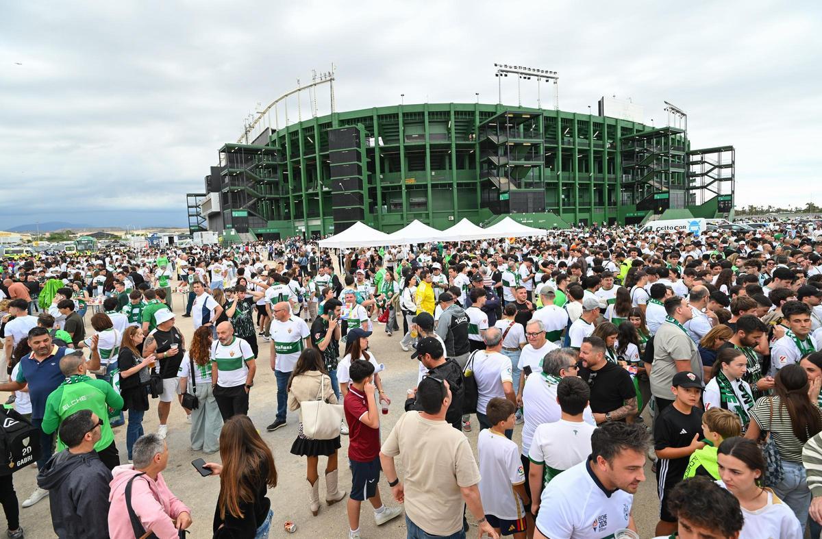 La afición del Elche disfruta de la multitudinaria previa celebrada antes del Elche-Getafe.
