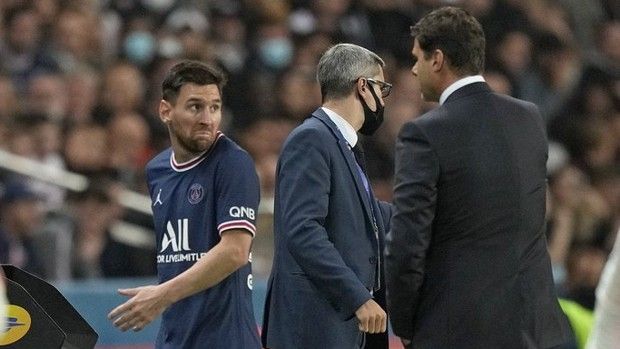 Messi realiza un gesto de incomprensión hacia Pochettino tras ser sustituido.